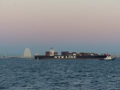 アクアラインの換気塔｢風の塔｣と日本郵船の貨物船。