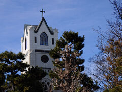 若宮大路に出たので、右へ曲がり、由比ヶ浜を目指して歩いて行く。
協会らしい気になる建物を見つけたので寄り道。
この建物は、大正15年(1926)に、ハリス記念鎌倉メソジスト教会会堂として建てられたものだそうだ。
現在も、日本基督教団鎌倉教会会堂として使われていた。
