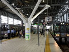 岐阜駅から高山本線でひたすら北上し到着した富山駅
高架ホームには、乗車してきたJR西日本のキハ120と、
金沢行きの普通列車が並びます