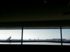 今回も大阪には飛行機で移動します。昼からの移動でしたので、ラウンジで昼食をいただきます。