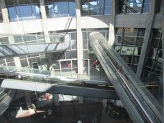 シャルルドゴール空港は第１ターミナルに到着。
近未来的な構造ですが、長年使用しているため各所に経年が見られます。