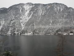 12/10
世界一美しい湖畔ハルシュタット湖が見えてきました。