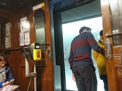 エレベータの中。レトロで楽しい。
20世紀初頭にエッフェルの弟子によって作られたそうです。