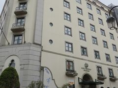 今回のホテルはモントレ長崎。ポルトガルをイメージしたこじんまりとしたホテルです。

荷物を置いて、夕食を食べにお出かけ。