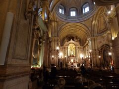 サント・アントニオ教会。聖アントニオはイタリアのパドヴァで活躍したのですが、実はポルトガル人で、生家跡に建てられた教会だそうです。
地下に意外に簡素な聖堂がありました。
