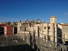 サンタ・ジュスタのエレベーターに乗りますが、その上の展望台に上がってみました。
カルモ教会が見えます。