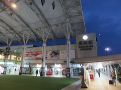 おはようございます。

朝早い電車に乗るため、長崎駅に到着。7時過ぎているのにこの暗さ。