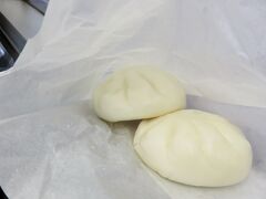 朝食のために購入した桃太呂のぶたまん。1個80円。

小ぶりなので2個購入したけれども、ふかふかあっさりなので、パクパク食べられる。もっと買えばよかったなぁと後悔。

味はジューシーでおいしかった♪