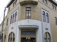 陶山神社の周りは、たくさんの有田焼のお店が。

入りたかったけれども、平日で人がいなくって、お店の人につかまりそう。なので、外から眺めます。