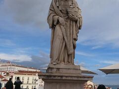 ポルタス・ド・ソルにある、リスボンの守護聖人、サン・ヴィセンテ像。
船をもっています。