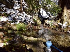 ココ「大滝神社」は湧水スポットとしても有名であるらしく、神社の隣には「大滝湧水」（八ヶ岳南麓高原湧水群）という名水がしっかりと湧き出ていました
ひんやりまろやかな湧水であり、とっても美味しかった～(*´∀｀*)