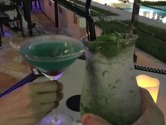 ホテル内のBAR トロッピクスにて
無事1日目の終わりに感謝の乾杯