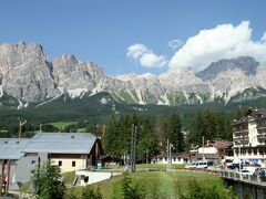 坂道を下ってコルティナダンペッツォの町に入ってきました。
背後の山はポマガニオン（2450ｍ）、右の雲がかぶさった山はクリスロッタ（3221ｍ）です。