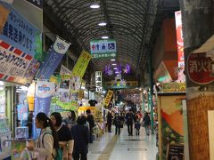 国際通りに帰ってきました。安い駐車場に車を止めてブラつきます。海鮮が食べたいな～