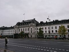 到着日もそうでしたが、2日目もがっつり雨。
10月のスウェーデンはただでさえもう東京の12月くらいなのに
雨のせいでよりいっそう寒い…！

☆コートはフード付きのものが私のおススメです。
　ちょこっとの雨であればいちいち傘を出さなくていいし
　何より観光地の人ごみで傘をさしてると結構不便ですしね。

で、まずはSLアクセスカードの購入。
ストックホルムのバス、トラム、地下鉄、電車、フェリーの
トラベルカード(乗り放題チケット)があります。
期限の種類は24時間、72時間、7日間。
今回は7日間有効のSLアクセスカードを購入。
駅のSLセンターか、地下鉄駅の場合は
駅中のキオスク的なコンビニ(黄色い看板のPressbyråと言うお店)で買えます。
(この店はよく改札の近くにありました)

☆調べているとガイドブックも含めて情報が古いことも多かったので念のための情報。
　2017年からSL圏内はゾーン制がなくなり、一律料金になっています。
　トラベルカードではなく都度、切符を買う場合、
　シングルチケットが43SEKほどだったと思います。
　(2017.10月時点)

2日目の予定は、市庁舎を見てからフェリーで
ドロットニングホルムまで行くつもりでした。
ところがまぁ、市庁舎に付くころには雨と風が激しく
さらに、10月も土日は運行しているはずだったフェリーも運休…!
あまりの寒さと天気の悪さに予定を変更して天気に左右されない
地下鉄アートめぐりをすることに。
ここでいきなりトラベルカード大活躍です(笑)

地下鉄は日本と同じように自動改札があるので。カードをピッ、で入場できます。
日本のようにタッチしてゲートが開いて入るという感覚とは違い
タッチだけではゲートが開きませんでした。
どうやら人が通るとセンサーが働くようですので
体の真横でタッチしながら通るとすんなり通れます。
出るときはタッチの必要なし。改札に近づくだけで開きます。