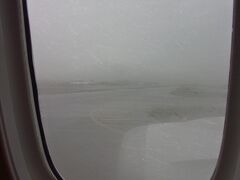 そうして、予定よりも２０分遅れてクアラルンプール国際空港へ到着しました。
今、雨が降っているようです(￣▽￣;)。