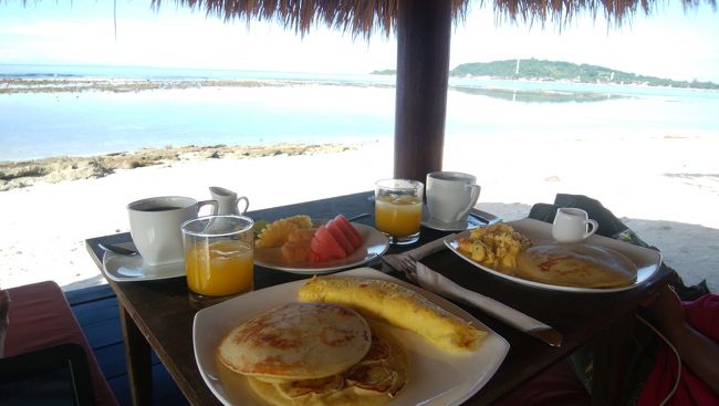 昨年と変わらぬ朝食ですが、レストランでも浜辺のガゼボでも食べれます。