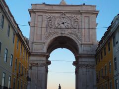 この勝利のアーチ、リスボンカードで無料で上まで上れるようでしたけど、何故か行かず、外から眺めるだけにしてしまった私たち…。　どこから上れるかまで調べてから行ったのにな…。　もったいない。　

でも、この立派な門をくぐり、写真撮れただけでも良かった!