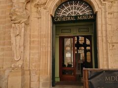 この大聖堂の脇には博物館があり大聖堂のチケットがあれば入場できます（大聖堂のチケットをこの建物の中で買います）。時間はまだまだあるので入ってみることにしました。