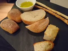 またバスに揺られホテルに戻ります。この日行ったのはネットで見つけた地元料理？のレストラン、チャプターワンです。ここはホテルから徒歩で5分ほどの便利なロケーションです。人気がありそうだったので予約をしていったのですがやはりオフシーズンということでお客さんは数組いただけでした。パンとグリッシーニは美味。この後の料理も期待できます。