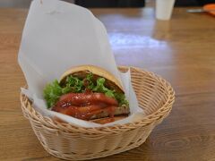 フードコートのフレッシュネスバーガーにてハンバーガーを食べ軽く腹ごしらえ。