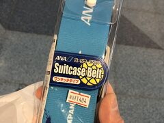 出国前に前にネットで見ていて欲しかった物をゲット！
ANAのスーツケースベルトです。
ネット通販やAmazonでさえ結構ボッタクリな価格で出ているところ多数。
実際はこの価格ですし、ANAカードユーザーなら更に10%off！
今回の旅(？)で唯一のお買い物。