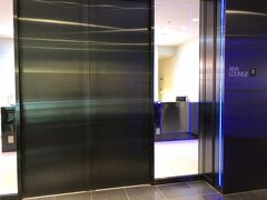 この右にあるスイートラウンジを羨ましく思いつつもこちらにお邪魔させていただきます。
JALと違ってクールなイメージですね。