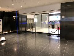 こちらのエントランスは先程とちょっと雰囲気違いますね。
早速お邪魔します。