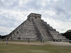 マヤ遺跡の一つ世界遺産チチェンイッツァ遺跡の中心的な神殿エルカスティージョ（カカルカン・ピラミッド）
北東の階段にはカカルカン（マヤ神話の創造神）が配されています。