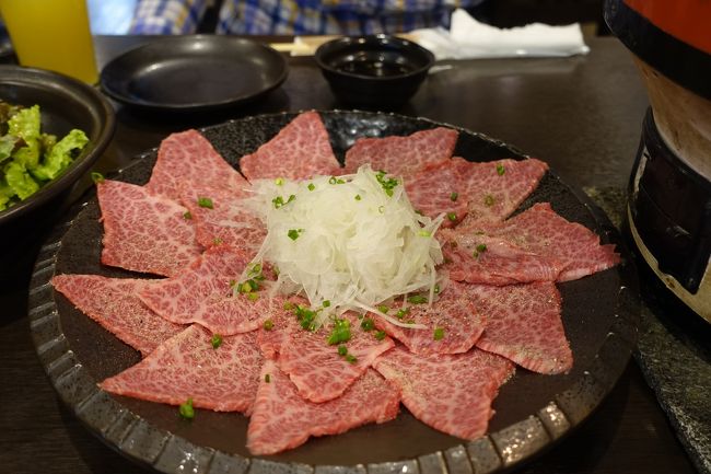 　まず始めに、数量限定の焼きしゃぶを注文します。<br /><br />　軽く炙って、玉ねぎを巻いていただきます。でも・・・<br /><br />　「あれっ？こんなんだっけ？」「初めて食べたときの感動はいずこ？」<br /><br />　そうです、前回いただいたときに、自分で深層心理なのかハードルを上げてしまってるのです。<br /><br />　息子夫婦は「美味しい、美味しい。」と食べていましたが・・・<br /><br />　