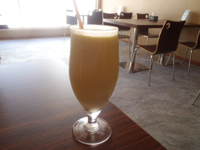 当然アルコール入りドリンクは無いので・・・<br />カクテルではなくモクテルのフレッシュジュースで喉を潤す。<br />因みにモクテルのメニューの種類は色々とあった。