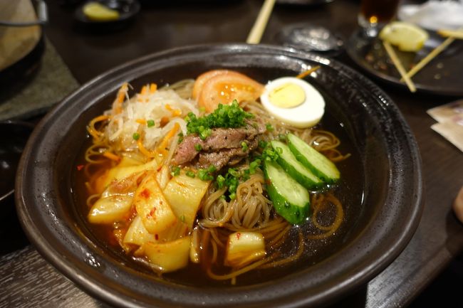 　他にも色々いただいて、締めはお店オリジナルの冷麺でっと・・・<br /><br />　いやー、激旨です。<br /><br />　散々食べて飲んで、16000円！！！　首都圏の高級店なら３倍以上するでしょうね。<br /><br />　この後は、夜のユーグレナモールを散策してウインドウショッピングです。<br /><br />　まあ、特に買うものもなく、ホテルに戻りました。<br /><br />　では、星空タイムラプスをっと・・・<br />　　　でもやっぱり満月のあまりの明かるさと、流れる雲の多さにタイムラプス撮影は、前夜に引き続いて、失敗しちゃいました。うーん、残念、折角タイムラプス専用のカメラ、レンズ、バッテリー、三脚セットを別途持って来たのに・・・<br />　結構重かったのです、これがまた・・・<br /><br />　でも今日はバンナ公園を散策できたし、息子たちは焼肉に大満足だったし、それはそれで良しとします。<br />　<br />　明日も息子たちはマンタツアー、私たち夫婦は車で島の東部海岸方面を野鳥を求めてドライブ＆散策する予定です。<br />