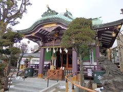 本殿は紫色の柱が目を惹きます。御鎮座550年に向けて、昨年、塗り直しをしたらしい。
御祭神は高皇産靈神（たかみむすびのかみ）
「万物生成、心願成就、交渉・相談事がまとまる」等の御神徳があるとのこと。

日本書紀では高皇産霊尊と表記されており、産霊（むすひ）は生産・生成を意味する言葉で「創造」を神格化した神とされています。男女の「むすび」を象徴する神であるとも考えられているそう。縁結びの御利益があるとされる神社でもあります。

こちらの神社は1468（応仁2）年、室町時代に創建されたと伝えられ、古くは「第六天社」と呼ばれていたのが、明治初期の神仏分離で「高木神社」と改められました。その社名は御祭神の別名が「高木の神」であるからといわれています。（高木神社のパンフレットから抜粋）