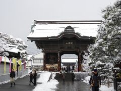 仁王門。定額山は善光寺の山号。