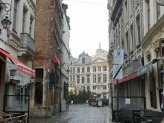 小便少女からPetite Rue des Bouchers（リトル・ブッチャーズ・ストリート）に入ると、前方にグランプラスのギルド風の建物が見えてきます。
この狭い通りの両側はカフェ、レストラン、人形劇で有名なTOONEがあります。
10ユーロで伝統的な人形劇が鑑賞できます。