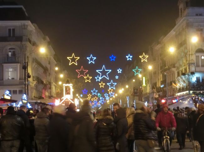 グランプラスから旧市街地に行くと、週末なので多くの人が出ていました。<br />このところ毎週のように週末は暴動騒ぎが発生しているブリュッセルなので、少し緊張します。<br />警官があちこちに居ますが、パリやロンドンのように重装備ではなくて普通の経験です。婦人警官が小型銃器のみで警戒態勢とっているだけですが大丈夫なんでしょうか。<br />