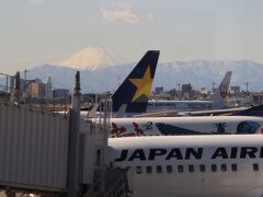 12：35羽田空港発ＪＡＬ567便で女満別空港に向かいます。
羽田空港第１ターミナルからは富士山が見られました。