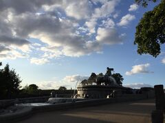 Nordre Toldbodというところで下船。
ちなみに、水上バスはこれが最終便だったから（たしか、20時ごろでした）、帰りはバスか徒歩です。すでに徒歩の予感がしています。
この噴水はゲフィオンの噴水。夕陽を浴びてかっこいい。