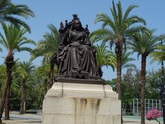 図書館の向かいはヴィクトリアパーク。
ここを歩くまで、「維多利亞公園」と書かれているのをみて私はイタリア公園だと思っていたのですけどね。
公園のシンボルでもあるヴィクトリア女王の銅像は、1897年に女王の即位60周年を記念して建てられたもの。