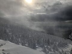 中央ロープウェイで玉コンを食べてから山頂を目指して上がります。

山頂選のゴンドラに樹氷原の上を抜けて山頂です。

昔はロープウェイしかなくて、めっちゃ混んでいて山頂に上がるのが大変だったけど、大型のゴンドラに変わったので簡単に山頂まで行けます。

ロープウェイのときは、お昼前に整理券なくなっちゃったんだよねぇ～。