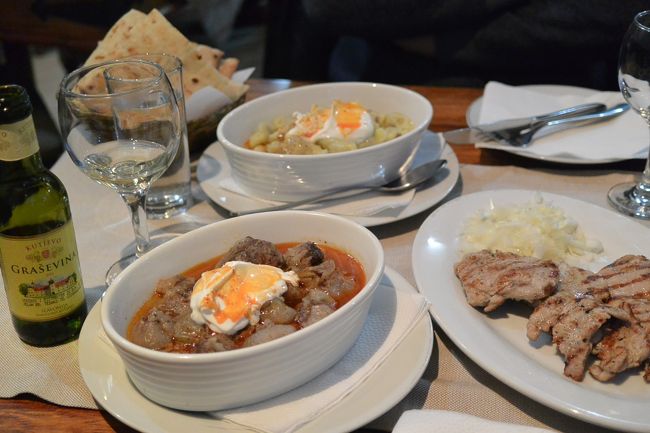 ボスニア料理を食べに『DZENITA』へ。<br /><br />クレぺ、ソガンドルマ、仔牛のグリルを頼んだら、地味目な絵になってしまいました。