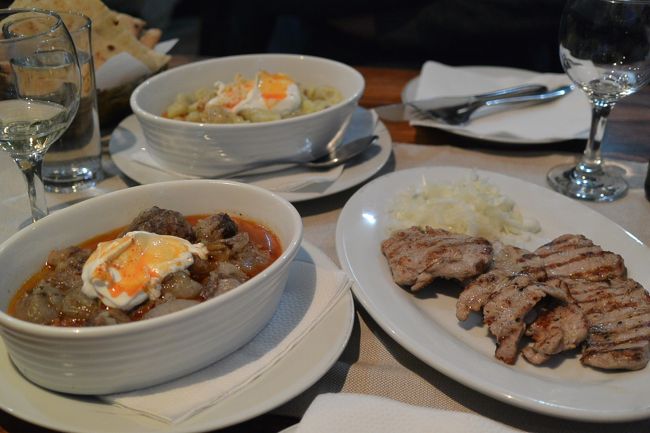 ボスニア料理を食べに『DZENITA』へ。