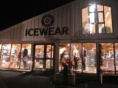 ドライブインのお隣には、村唯一？の衣料品店もありました。
結構、センスは良さそう♪