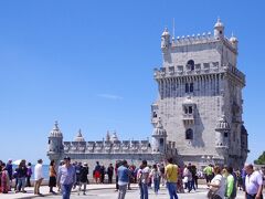 テージョ川を行き交う船を監視し、河口を守る要塞として1519年に建てられたベレンの塔。　大航海時代、長旅を終え無事に帰りついた船乗りたちを温かく迎え入れる故郷リスボンのシンボル的存在でもあったようですね。　

内部の見学もできましたが、発見のモニュメントもベレンの塔も凄い行列!　しかも木陰が全くないので、日向で長時間待たなければならないと思うと、体力が続かなそうでどちらも外から眺めるだけで終わりにしてしまいました。　ベレン観光の為にリスボンカード買ったようなものだったのに、公共の交通機関以外で、お金がかかる所に1か所も行ってない…。　全然元取ってないから勿体ないな～。　