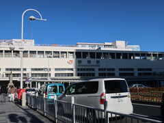 添乗員さんと待ち合わせの静岡駅。
途中で電話を下さり「お待ちしてますので」
との事でしたが、車掌さんの了解を得て
このまま乗って行く旨伝えると
「良かったです。ありがとうございます。」
と...

本来なら、30分以上皆さんをお待たせする
はずの我々が結局一番乗り。
車掌さんのお陰です。ありがとう ♪

東京、名古屋出発組の皆さんと合流して
バスへ移動します。