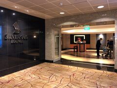 ターミナル2のシルバークリスラウンジにやって来ました。
入室資格の関係で今後SFCを取得したとしてもビジネス以上のチケットでないと入室出来ないらしいので無理してこちらに。
エアチャイナでターミナル違いますが、特に何も言われず中に入れました。