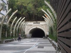 武徳殿から歩いて中山大学を目指します。
大学を目指すというか、トンネルを通りたいだけ…。
徒歩５分ほどでトンネル入り口に到着。
