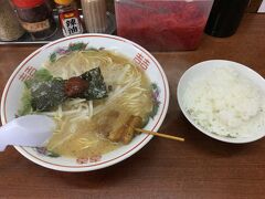 【13】
駅構内のラーメン屋さんへ。この旅初のラーメン。
さすがに雪降る平日、11時台。客は私だけ。
辛味噌が上にのっていて、スープは醤油とんこつでおいしい。チャーシューの代わりに、バラ肉が串になっているのも変わってるよね。
スープが好みの味だったので、替え玉したよ。
ライスと餃子付きのセットで900円しなかったはず。ごちそうさまでした。