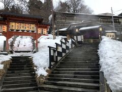 夕飯の前に温泉街に散策＆地酒の買い出しに出かけます。

温泉街の一番上にある酢川温泉神社の鳥居。
雰囲気あるよね～♪

隣は老舗旅館の深山荘高見屋。
一度泊まってみたいんだけど、なかなか予約取れないみたいです。