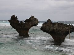 古宇利島 ハートロック
嵐(JAL)のCMで有名になった、ハート型の岩に着きました。
古宇利島は昔、クイジマ～もしくはフイジマと呼ばれていて・・
恋島が変化したものだという説が、根強いそうです。
